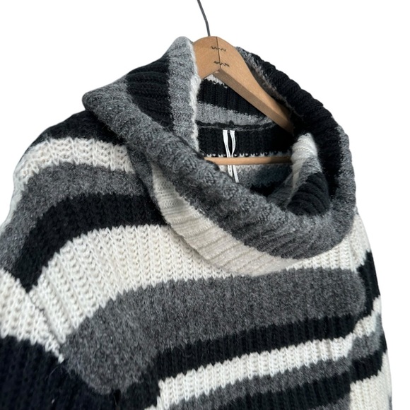 Anthropologie Turtleneck Striped Sweater Crop Gray Black White Size XS - Picture 4 of 7